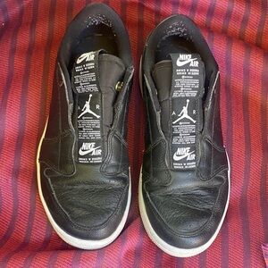 Nike Air woman’s  Black and White Sneakers size 7